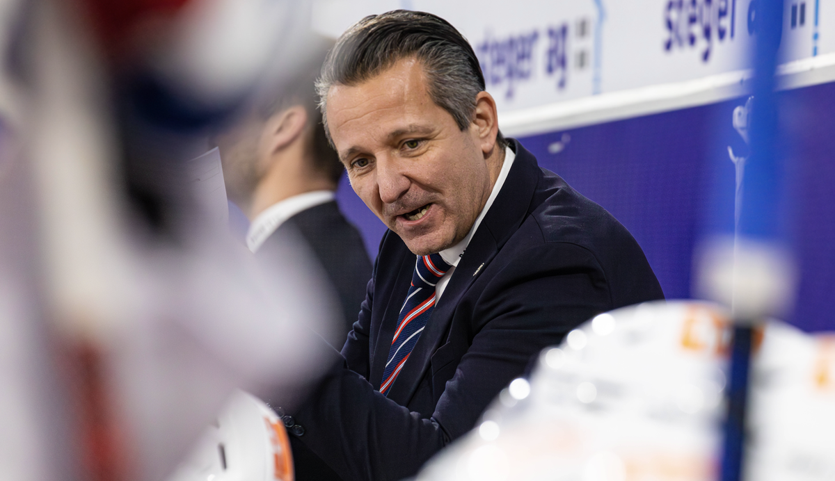 Ice hockey, Eishockey NL, EHC Kloten - ZSC Lions Kloten, Switzerland, 7th Jan 2025: ZSC Lions head coach Marco Bayer, behind him his assistant coach Fabio Schwarz, who is watching a game scene again o ...