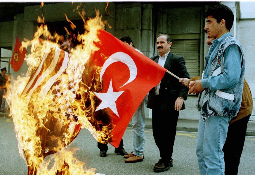 Kurdische Demonstranten protestieren vor dem Genfer Palais de Nations gegen den türkischen Einmarsch im Nordirak (1997).