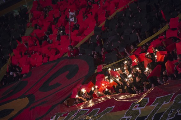 Die Fans auf der Stehrampe jubeln zu ihrer Choreographie Momente vor dem 4. Eishockey Playoff-Finalspiel der National League A zwischen dem SC Bern und dem HC Lugano, am Samstag, 9. April 2016, in der ...