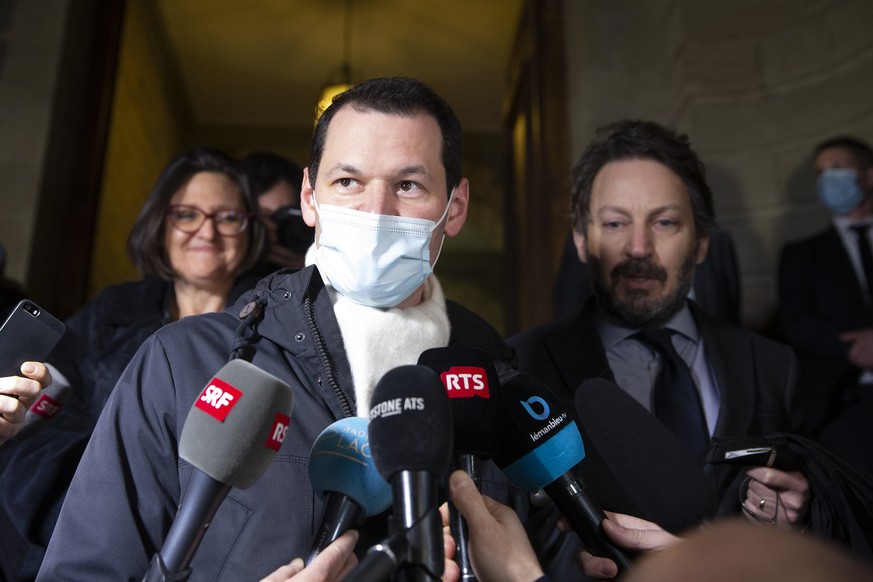 Pierre Maudet, centre, conseiller d&#039;Etat genevois, devant ses avocats Yaeel Hayat, gauche, et Gregoire Mangeat, droite, s&#039;adresse aux journalistes devant le palais de justice apres avoir ete ...