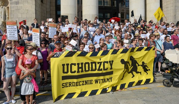 Derweil auf den Strassen Warschaus: Demonstranten mit einem «Refugees-Welcome-Banner».&nbsp;