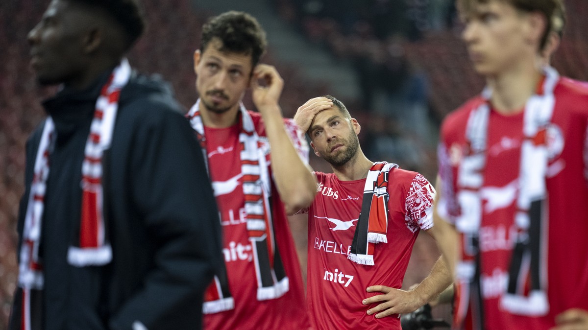 Der enttaeuschte Pajtim Kasami (FCW), 3. von links, nach dem Spiel der Fussball Super League zwischen dem Grasshopper Club Zuerich (GC) und dem FC Winterthur (FCW) am Dienstag, 12. Mai 2026 im Stadion ...