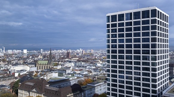 Das Hochhaus des Baloise Park, das Basler Muenster und die Elisabethenkirche, von rechts nach links, Basel am Dienstag, 26. Oktober 2021. Die Aufnahme entstand aus dem achtzehnten Stock der Bank fuer  ...