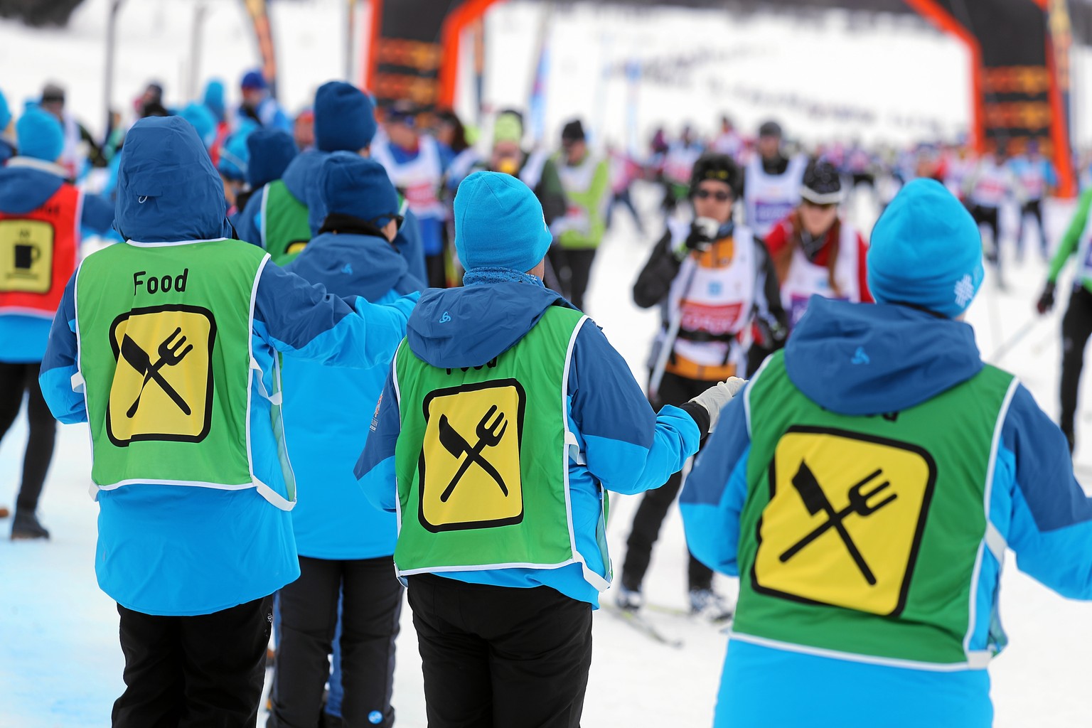 SAMEDAN, 10MAR19 - Fleissige Helfer verteilen energiehaltige Zwischenverpflegungen und waermende Getraenke. Impression vom 51. Engadin Skimarathon am 10. Maerz 2019 im Oberengadin.

Impression of the  ...