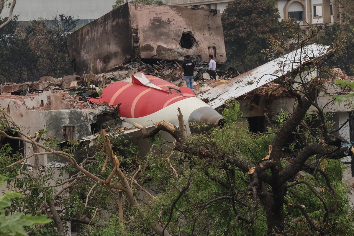 epa12172805 Officials inspects site of an airplane crash near Sardar Vallabhbhai Patel International Airport in Ahmedabad, Gujarat, western India, 13 June 2025. Air India flight AI171, bound for Londo ...