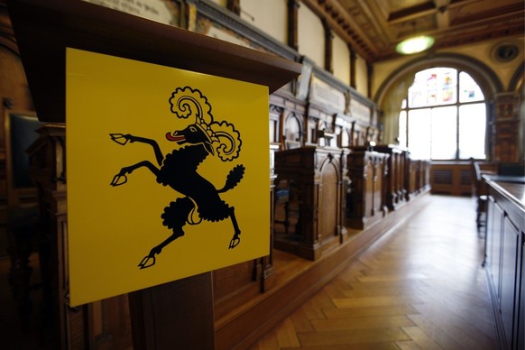 View of the Schaffhausen coat of arms and the hall of the cantonal parliament in the town hall in Schaffhausen, Switzerland, pictured on February 19, 2008. (KEYSTONE/Alessandro Della Bella)

Blick auf ...