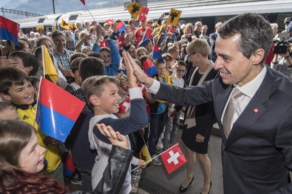 Der Tessiner Bundesrat Ignazio Cassis wird im Bahnhof Altdorf von der Urner Regierung, Gaesten und der Urner Bevoelkerung feierlich begruesst, bei seinem Zwischenhalt auf der Zugsreise von Bern ins Te ...