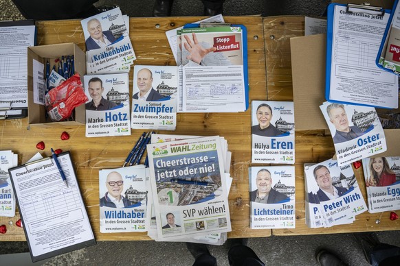 Die Tischordnung beim Marktstand der SVP Luzern anlaesslich des Markt der Parteien vorgaenglich zu den Luzerner Stadtratswahlen von naechster Woche im Voegeligaertli Park in der Stadt Luzern am Samsta ...