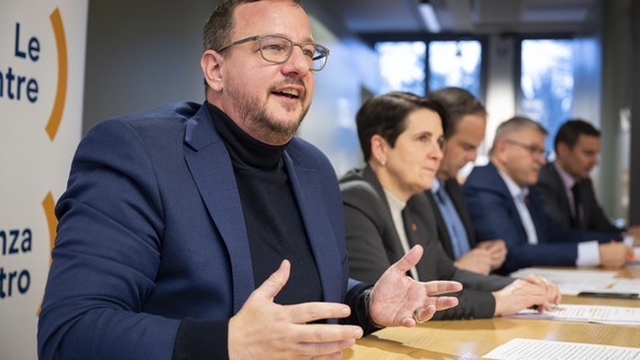 Philipp Matthias Bregy, Fraktionspraesident Die Mitte-Fraktion und Nationalrat (VS), links, spricht neben Yvonne Buergin, Vizepraesidentin Die Mitte Schweiz und Nationalraetin (ZH), Gerhard Pfister, P ...