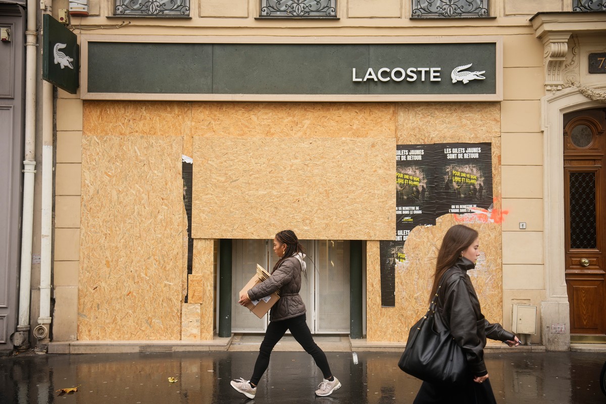 Passersby walk past a boarded-up store on the eve of a demonstration against rising living costs in Paris, Friday, Oct. 23, 2026. (AP Photo/Teresa Suarez)
France Protests