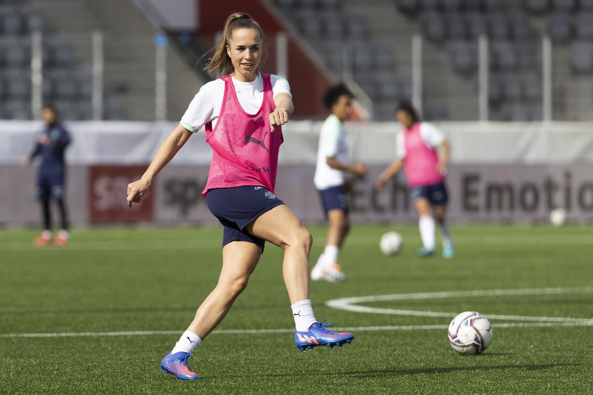 epa09884695 Switzerland's Lia Waelti in action during a training session one day ahead of the FIFA Women's World Cup qualifying soccer match between Switzerland and Italy, in Thun, Switzerla ...