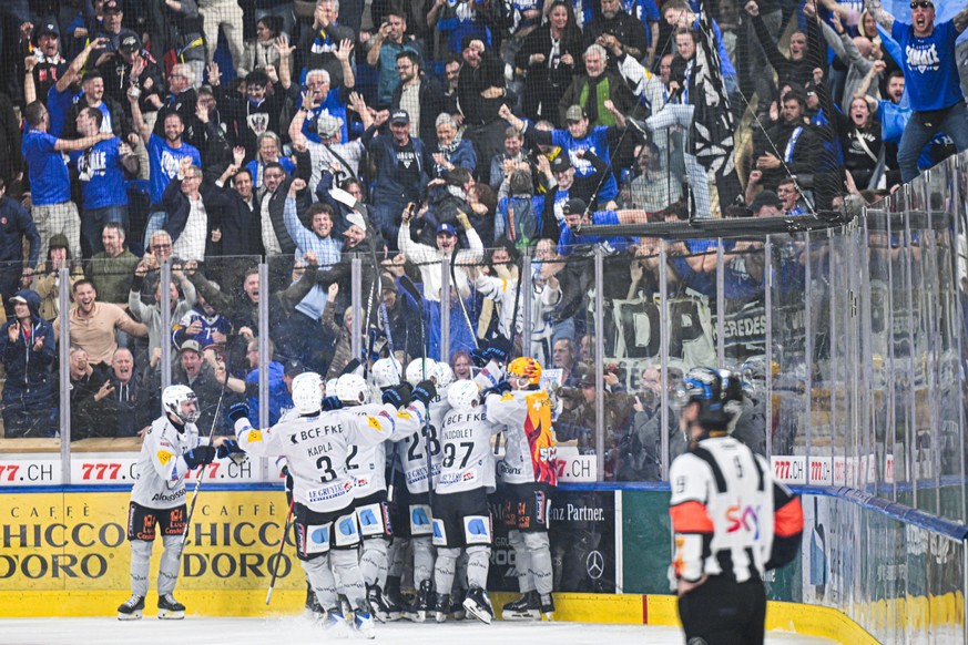 KEYPIX - Fribourg feiert den Treffer zum 2-3 mit seinen Fans im dritten Eishockey Playoff Finalspiel der National League zwischen HC Davos (HCD) und HC Fribourg-Gotteron (HCFG), am Mittwoch, 22. April ...