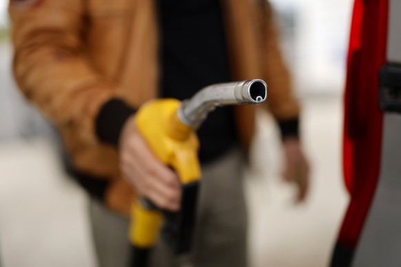 epa12887398 A man put some diesel in his car at a petrol station in Clermont l'Herault, France, 13 April 2026. Oil prices have surged past 100,01 USD per barrel of Brent following conflict in the ...