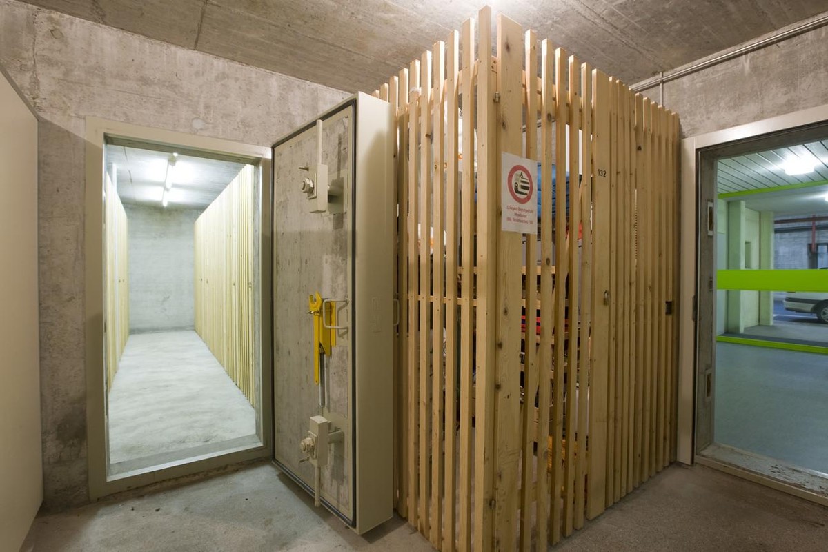 Entrance to the air-raid shelter in the cellar of an apartment complex in the "Telli" neighborhood in Aarau, Switzerland, pictured on December 8, 2009. (KEYSTONE/Alessandro Della Bella) Eing ...