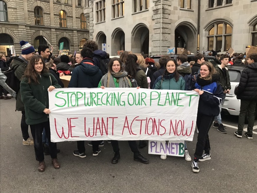 «Hört auf, unseren Planeten kaputt zu machen»: Schülerinnen am Freitagmorgen vor dem Zürcher Stadthaus.&nbsp;