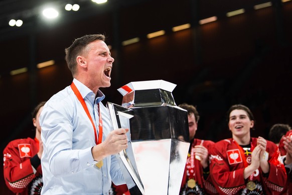 190205 Head coach Roger R�nnberg of Fr�lunda celebrates with the trophy after the CHL final between Fr�lunda and Red Bull M�nchen on February 5, 2019 in Gothenburg. Photo: Mathias Bergeld / BILDBYRAN  ...