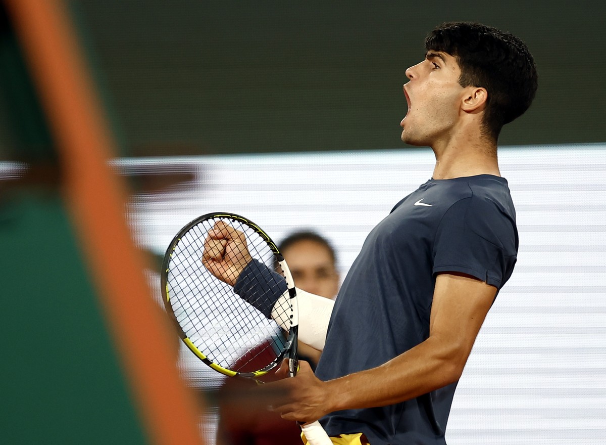 epa11390069 Carlos Alcaraz of Spain reacts after winning a point in the tie-break of the second set during his Men's Singles quarterfinal match against Stefanos Tsitsipas of Greece during the Fre ...