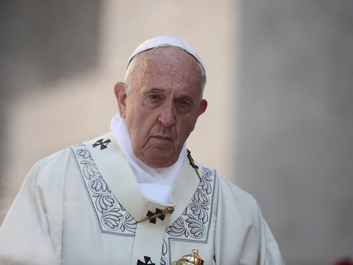 ARCHIV - Papst Franziskus feiert die Messe des Ritus 'Corpus Domini' im Bezirk Casalbertone. Foto: Evandro Inetti/ZUMA Wire/dpa
