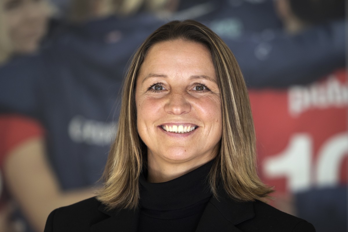 Inka Grings, neue Trainerin der Schweizer Frauenfussball Nationalmannschaft, posiert am Rande einer Medienkonferenz am Montag, 21. November 2022 in Muri bei Bern. (KEYSTONE/Peter Klaunzer)