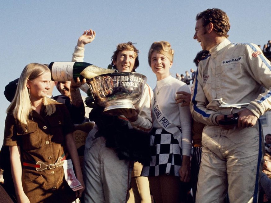 Bildbeschreibung:
Siegerehrung in Warkins Glen 1969: Sieger Jochen Rindt (Österreich / Lotus Ford, li.) und Piers Courage (England / Brabham Ford) - PUBLICATIONxINxGERxONLY (LAT200303050011)

Bildcred ...
