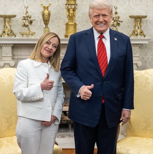 Georgia Meloni und Donald Trump posieren für die Fotografen.