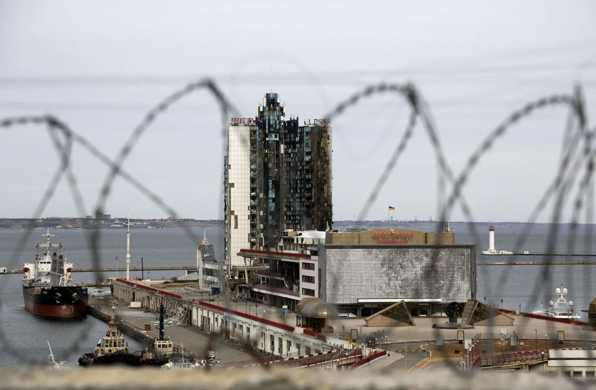 Péché de construction de l'époque soviétique : l'hôtel Odessa sur le port, bombardé par les Russes.