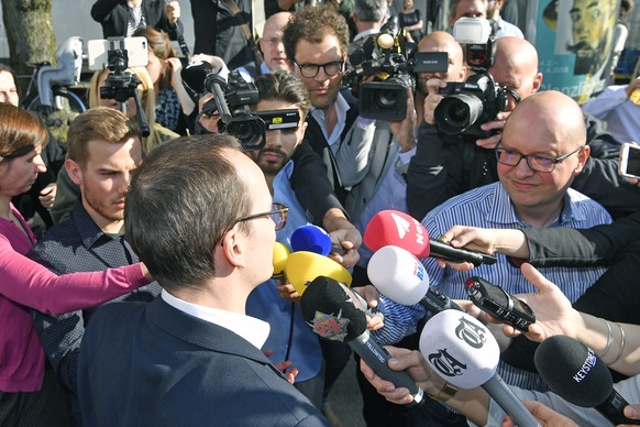 Martin Neukom (Gruene) bedraengt von den Medien im Mediencenter bei den kantonalen Wahlen in Zuerich am Sonntag, 24. Maerz 2019. (KEYSTONE/Walter Bieri)