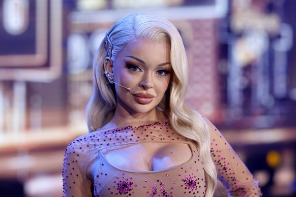 Entertainment Bilder des Tages Jurorin Katja Krasavice steht auf der Bühne bei der ersten Live-Sendung der Castingshow Deutschland sucht den Superstar 20 . Die RTL-Castingshow Deutschland sucht den Su ...