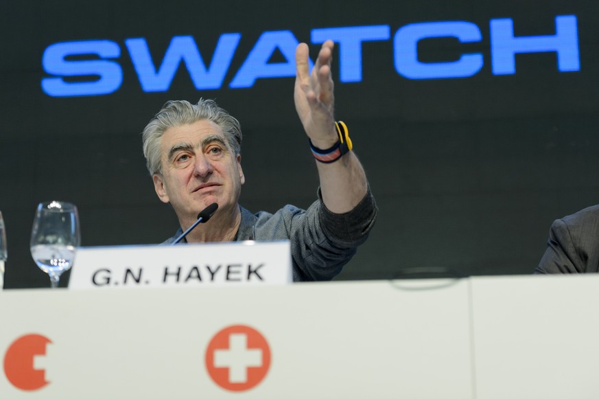 Hier sehen wir Nick Hayek mit der Swatch Touch Zero One.