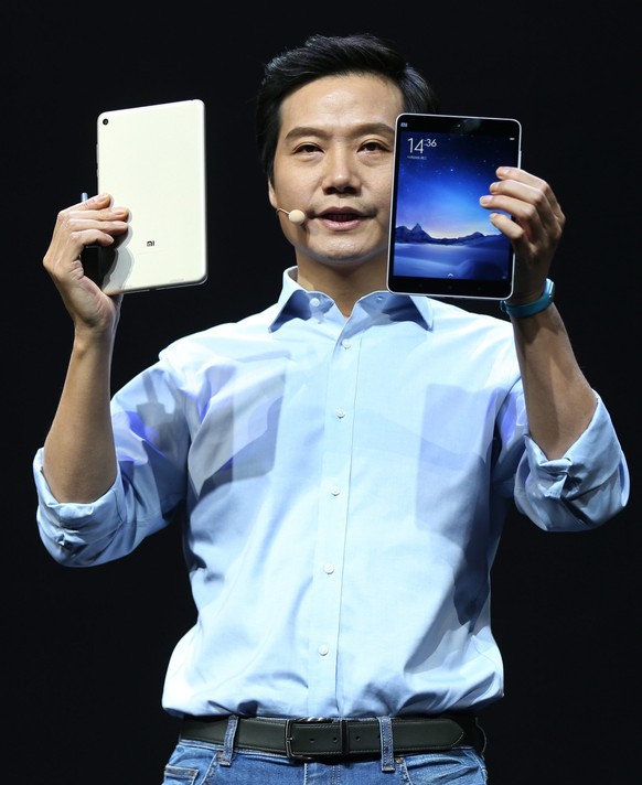 epa05039699 Lei Jun, CEO of Chinese mobile internet company Xiaomi, introduces Mi pad 2 at Xiaomi new products releasing ceremony in Beijing, China, 24 November 2015. Xiaomi Technology Co. Ltd., Chine ...