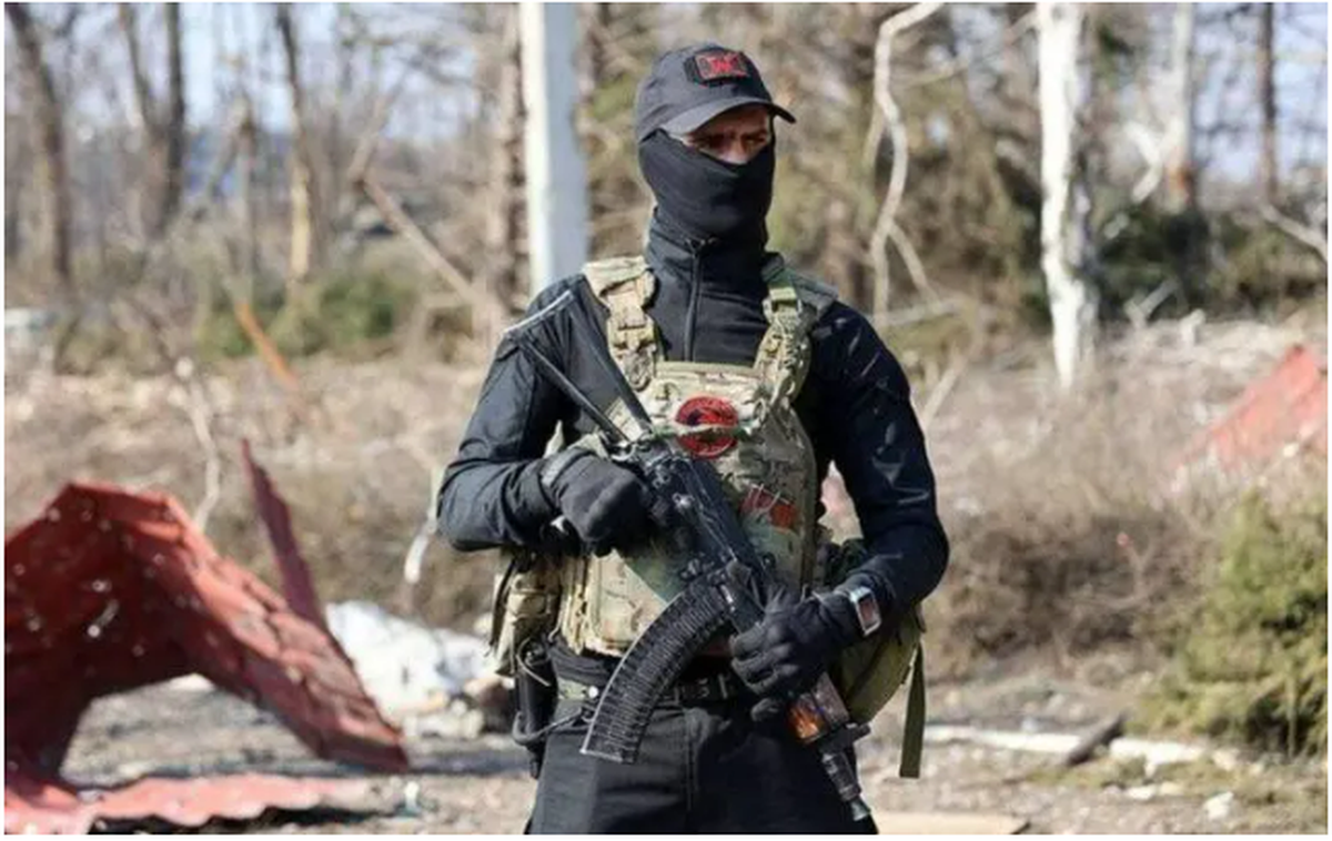 Cette photographie est censée montrer Nikolai Peskov en action sur le front en Ukraine.
