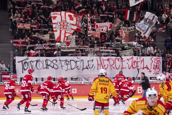 Une banderole pour soutenir le defenseur lausannois Joel Genazzi est visible chez les supporters lausannois, lors de la rencontre du championnat suisse de hockey sur glace de National League LNA, entr ...