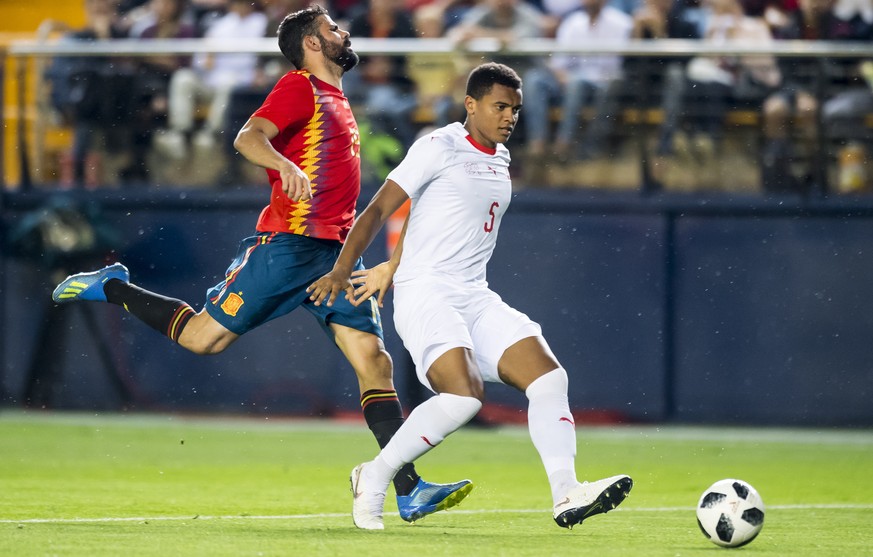 epa06783547 Spain&#039;s forward Diego Costa (L) fights for the ball with Switzerland&#039;s defender Manuel Akanji during the international friendly soccer match between Spain and Switzerland at La C ...