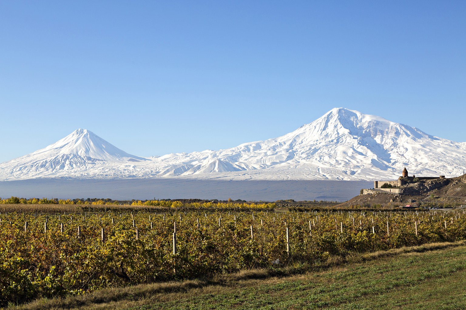 Das armenische Kloster Chor Virap mit dem Ararat im Hintergrund.