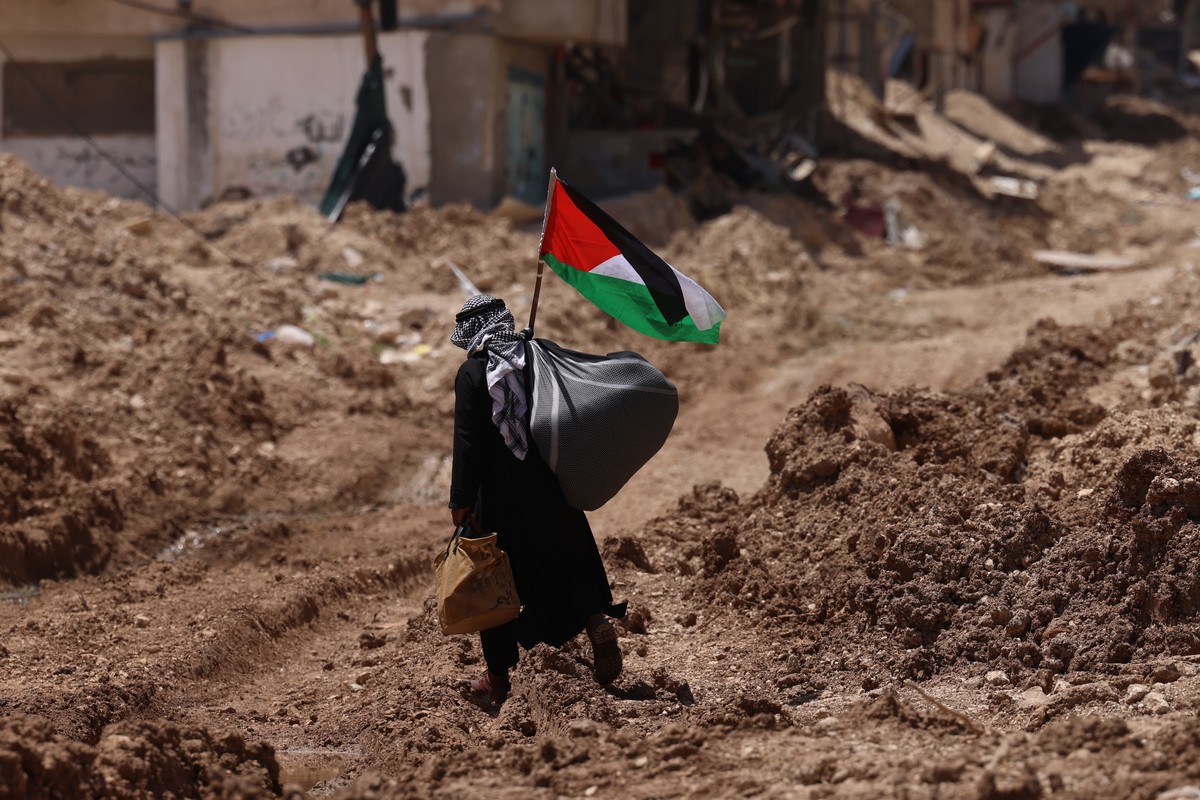 epaselect epa12117074 A Palestinian man walks pass the main entrance of Tulkarem refugee camp in the West Bank city of Tulkarem, 19 May 2025. More than 30 diplomats from the EU and other European coun ...