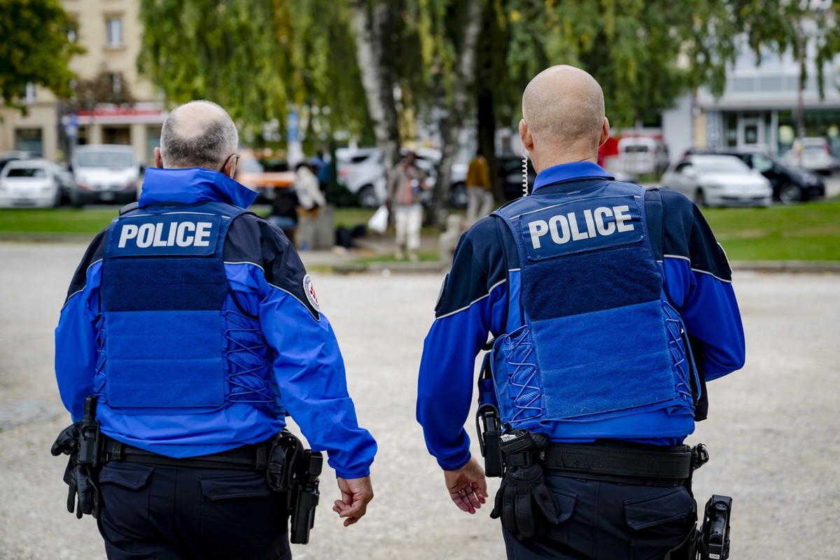 Deux policiers de la police de proximite et membres des forces de Police Nord Vaudois (PNV) patrouillent pour lutter contre le deal de rue au centre-ville entre la gare CFF et la place d'Armes le ...