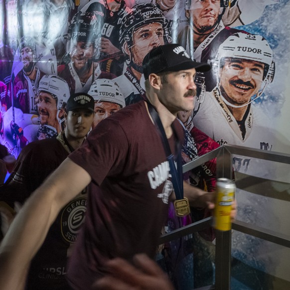 Geneve-Servette&#039;s forward Daniel Winnik, arrives to celebrate the victory with these supporters on the esplanade in front of the ice rink, during the seventh and final leg of the ice hockey Natio ...