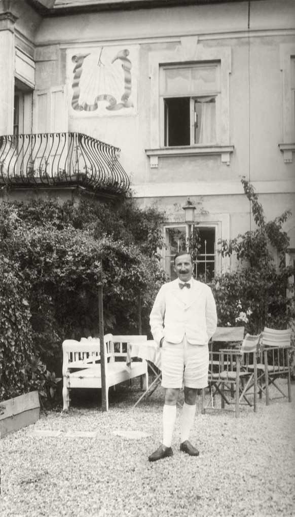 AUSTRIA - CIRCA 1935: Stefan Zweig in front of his house at the Kapuzinerberg. Salzburg. Photograph around 1935. (Photo by Imagno/Getty Images)
