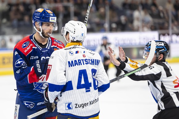 Zuerichs Dario Trutmann, links, rangelt mit Zugs Lino Martschini im Eishockeyspiel der National League zwischen den ZSC Lions und dem EV Zug EVZ, am Dienstag, 3. Oktober 2023 in der Swiss Life Arena i ...