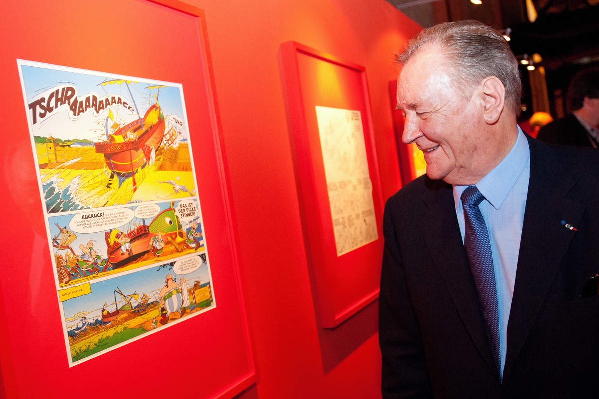 epa08317474 (FILE) - French cartoonist Albert Uderzo visits the exhibition 'Asterix and the Celts' at Voelklinger Huette in Voelklingen, Germany, 24 May 2012 (reissued 24 March 2020). Albert ...