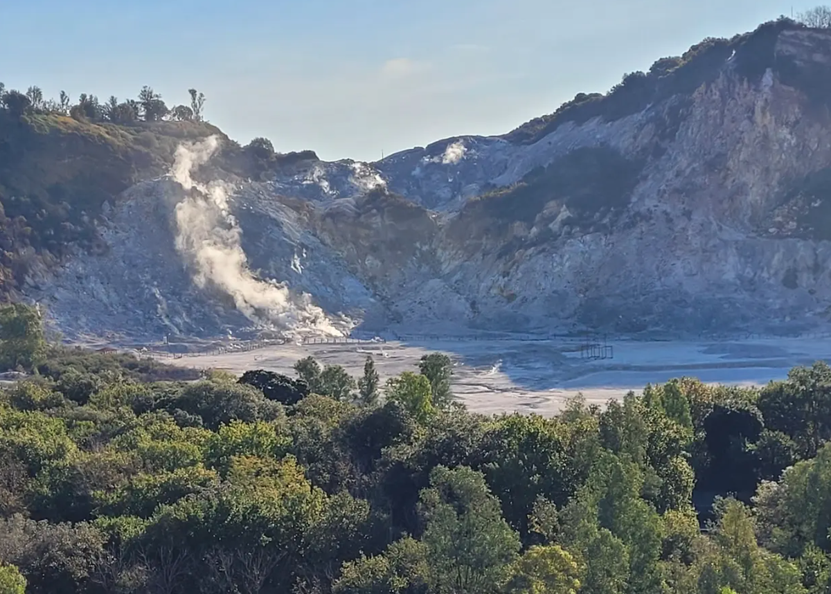 La Solfatare de Pouzzoles. L'ancienne attraction touristique est restée fermée aux visiteurs depuis qu'un accident qui a fait trois morts s'est produit ici en 2017.