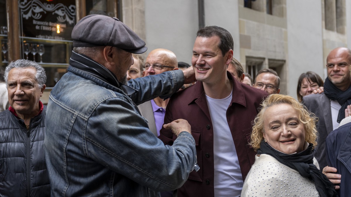 Le candidat au Conseil d'Etat, Pierre Maudet, Libertes et Justice sociale, est felicite a son arrivee, lors du second tour de l'election du Conseil d'Etat genevois, ce dimanche 30 avril ...