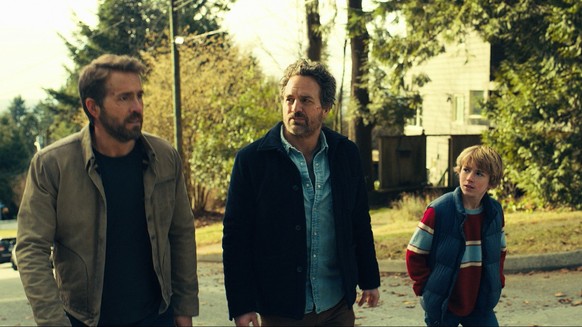 The Adam Project (L to R) Ryan Reynolds as Big Adam, Mark Ruffalo as Louis Reed and Walker Scobell as Young Adam. Cr. Netflix © 2022