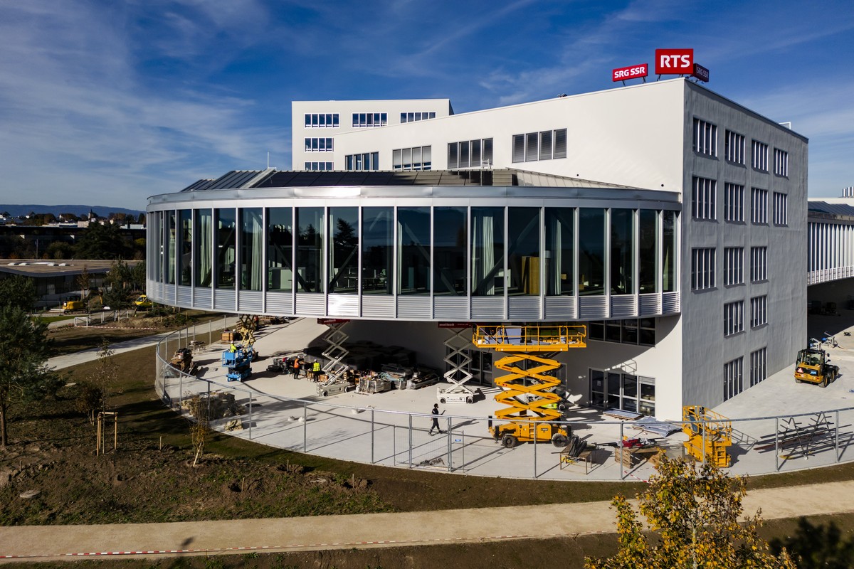 Les ouvriers terminent le nouveau batiment de la RTS (SRG-SSR) le mardi 4 novembre 2025 sur le site de l'EPFL a Lausanne-Ecublens. La RTS a diffuse mardi matin ses premieres emissions radio depui ...