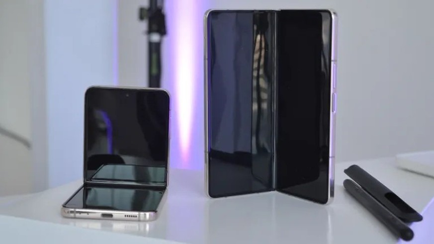 Samsung Galaxy Z Flip 4 (links) und Z Fold 4 (rechts): Mit den faltbaren Smartphones ist Samsung bisher unangefochten der Branchenprimus.