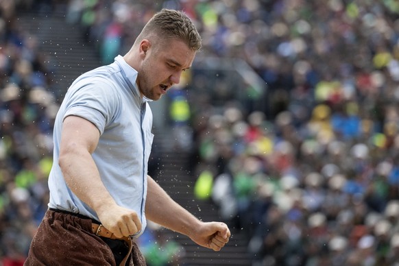 Adrian Walther freut sich ueber seinen Sieg gegen Domenic Schneider im ersten Gang beim Unspunnen-Schwinget 2023, am Sonntag, 27. August 2023, auf der Hoehenmatte, in Interlaken. Das Unspunnenfest fin ...