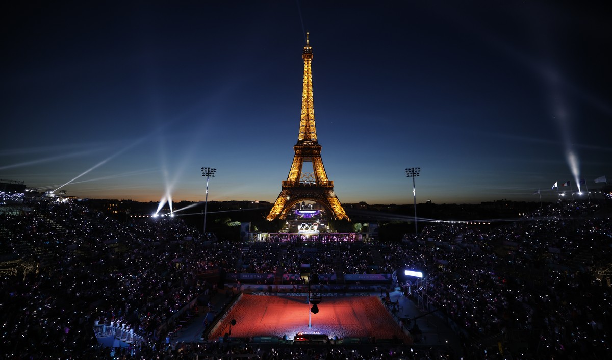 epaselect epa11544021 A light show at the venue ahead of the Men's gold medal match between Sweden and Germany in the Beach Volleyball competitions in the Paris 2024 Olympic Games, at the Eiffel  ...