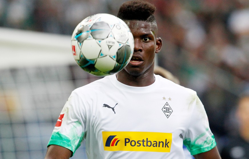 17.08.2019, Nordrhein-Westfalen, Mönchengladbach: Fußball: Bundesliga, Borussia Mönchengladbach - FC Schalke 04, 1. Spieltag im Borussia-Park. Der Mönchengladbacher Breel Embolo hat den Ball fest im B ...