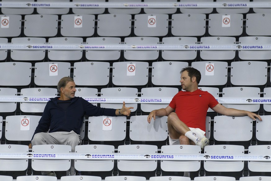 Die Schweizer trainer Heinz Guenthardt, links, und Severin Luethi, rechts, sprechen waehrend des Qualifiakationsspiels der Herren Leandro Riedi gegen Jeffrey von der Schulenburg am Tennis Securitas Pr ...