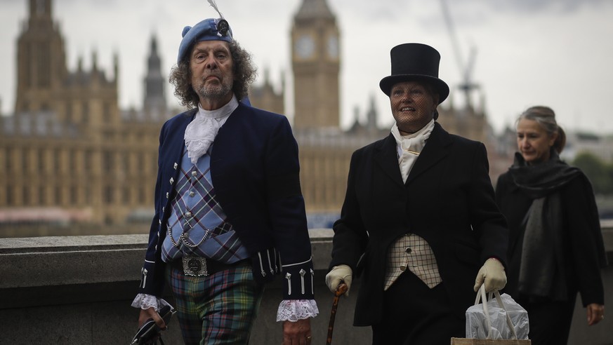 epaselect epa10185181 People walk along the River Thames as scores gather to pay their respects to Britain&#039;s late Queen Elizabeth II lying in state at Westminster Hall in London, Britain, 15 Sept ...